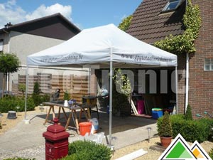 GPG Totaalinrichting koos voor een zilvergrijze vouwtent 3x4,5 met bedrukking op de 4 volants.