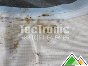 Beige PVC tentzeil met opvallende moddervlekken 
