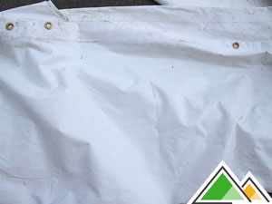 Hetzelfde tentzeil na een behandeling met de tent cleaner