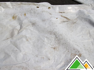 Wit PVC tentzeil met schimmelvlekken