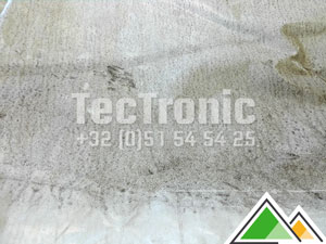 PVC bache met opvallende strepen, veroorzaakt door hevige regenval