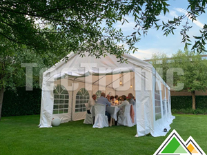 Gezellig eten in eigen tuin? In onze pvc partytenten is het heerlijk vertoeven!