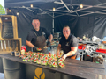 Dankzij de brandvertragende zeilen van onze Solid 50 vouwtenten kan u veilig gaan koken (foto Smokey Business)