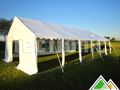 Partytent pvc basic van 12 meter lang, veilig verankerd wanneer er niet al te veel wind is