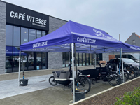Vouwtent 4x8 Solid 50 met dakzeil in huisstijl Café Vitesse.
