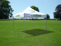 Child Focus koos voor een professionele vouwtent 3x3 met bedrukking van het volledige dakzeil.