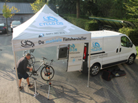 Een bedrukte vouwtent 3x3 zilvergrijs voor Cyclocis. Met het logo op de pitches en de gegevens op de volants.