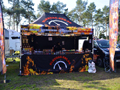Val op met uw cateringtent, en kies voor bedrukte zeilen (hier ook met halve zijwand)