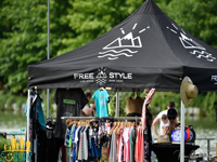 Stevige vouwtent 3x3 met opdruk op het volledig dakzeil (FreeStyle Shop Waterloo).