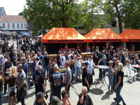De Harley-Davidson club van Assenede koos voor oranje vouwtenten 3x6 en 3x3 met bedrukking op de volant, dit in combinatie met zwarte zijwanden.
