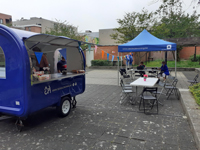Blauwe tent met logo