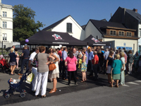 Gezellige drukte bij de 3x3 en 3x4,5 tent met personalisatie van Lebbeke Bruist.