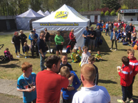 Witte, pvc vouwtent 4x8 met personalisatie op het dakzeil (KVVE Massemen).