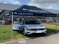 Tent voor de lokale politie in het typische blauw.