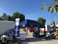 Politiezone VLAS koos een marineblauwe tent met witte opdruk.