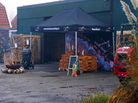 Logobedrukking op de dakranden en achterwand (Woody's Woodshop).