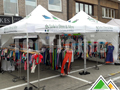 Marktstand met opvallende reclame (Sofie's Store & More)