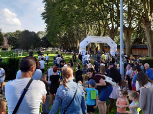 Bedrukte aankomstboog op de Challenge des Oursons in St. Ghislain