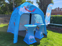 Gepersonaliseerde beachflag naast andere promotools voor Aviation4Kids