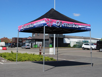 Afneembare bedrukte banner (4 zijden) voor DJ Marko