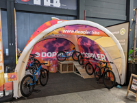 Opvallende x-spider tent van 4 bij 4 meter voor Doppler.Bike, met luifel en luifelbanner