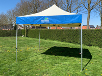 Afneembare banner met logo