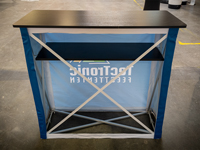 De pop-up desk is voorzien van 2 legplanken: handig!