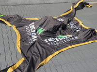 Opblaasbare tent opzetten stap 2: openvouwen