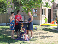 Zwarte statafelrok met vuurprint, voor een gezellige sfeer. Bovenkant antracietgrijs/zwart. Hier met de BBQ grill topcover.