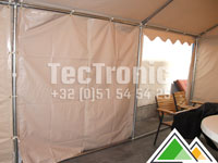 Volledig dichtgeritste blinde zijwand in beige PVC