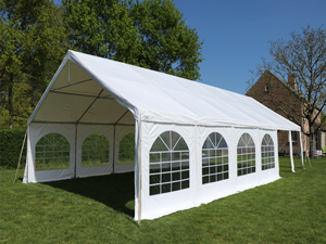Ruime partytent van 6x10 (op foto 6x12), perfect voor non-stop buitengebruik