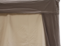 Taupe dakzeil en beige zijwand