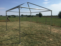 Montage stap 3: Schuif de staanders onder de dakconstructie
