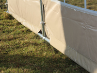 Professionele 4x8 pvc feesttent met onderaan zijwanden sleuf voor grondframe