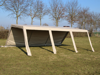 Professionele partytent 4x8 m met één zijframe opgezet