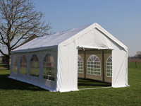 Stevige partytent met dak en zijwanden van HQ pvc (hier 4x8 meter)