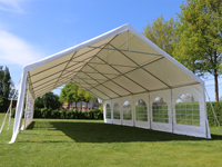 Professionele partytent, opgebouwd uit degelijke materialen