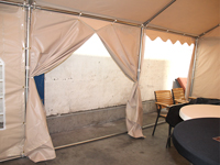 Blinde PVC zijwand met een stevige rits in het midden 