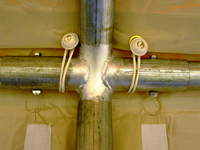 Bevestiging frame met bouten en moeren