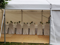 Een kadertent als mooie, stijlvolle plek voor uw feest. (foto: Tenten Lapere)