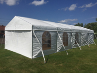 Kadertent van 5 meter breed met 50% ramen en 50% blind.