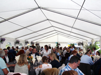 Modulaire partytent van 8 meter breed in gebruik.