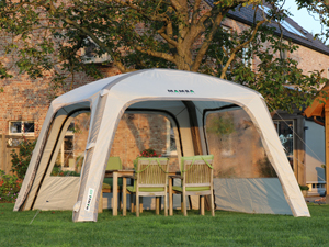 Opblaasbare partytent van 3,6 op 3,6 meter: licht, snel en compact