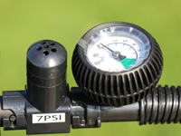 De opblaasbare structuur moet opgepompt worden tot 7 PSI