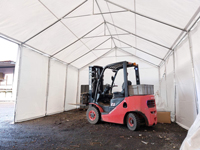 Dankzij de extra hoge doorloophoogte kan u ook met een heftruck in de tent rijden