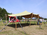 Stretchtent met houten palen kopen