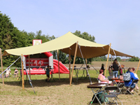Stijlvolle feesttent voor een gezellig feest in uw tuin.