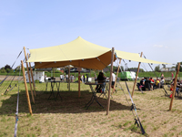 Stijlvolle feesttent met beige stretchdoek en houten palen