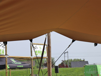Stijlvolle feesttent voor een gezellig feest in uw tuin.