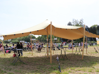 Stijlvolle feesttent voor een gezellig feest in uw tuin.